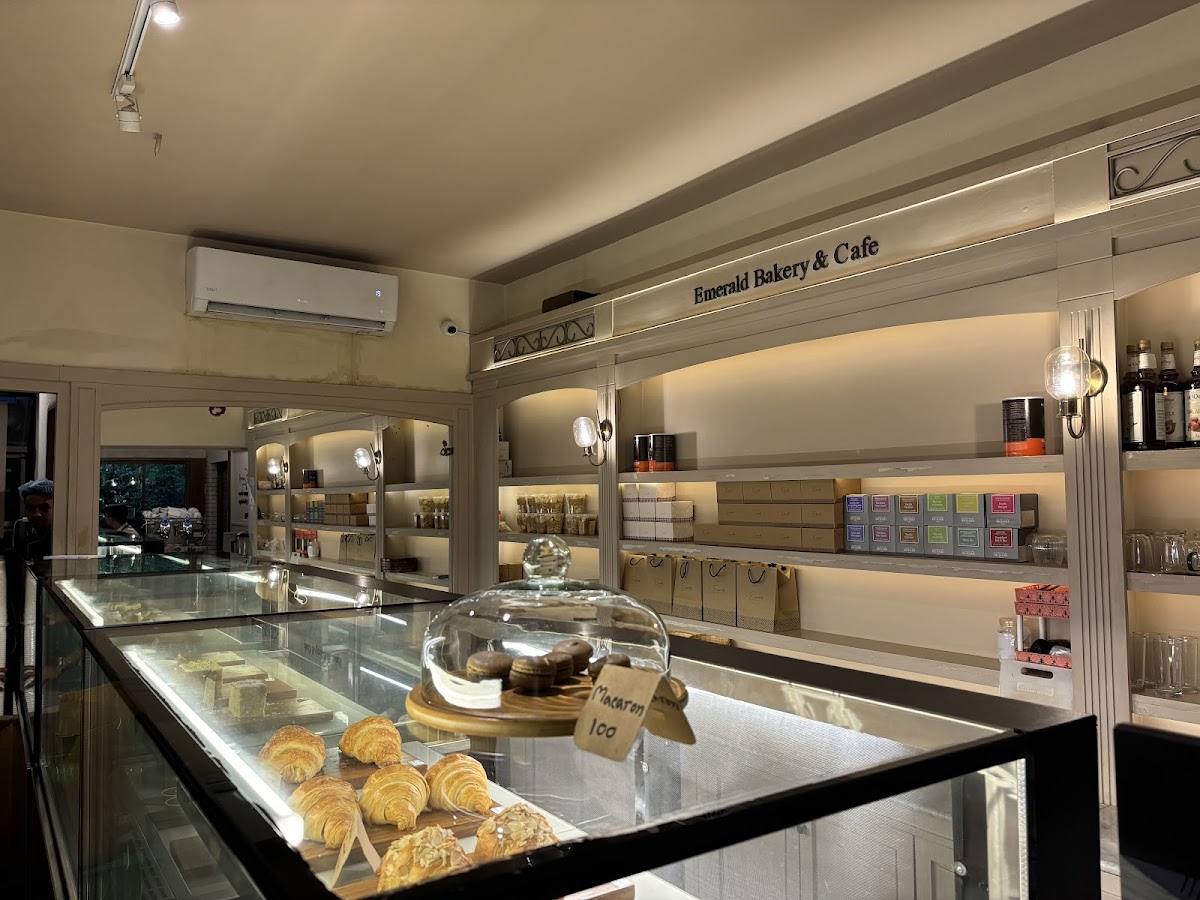 Emerald Bakery & Cafe in ঢাকা