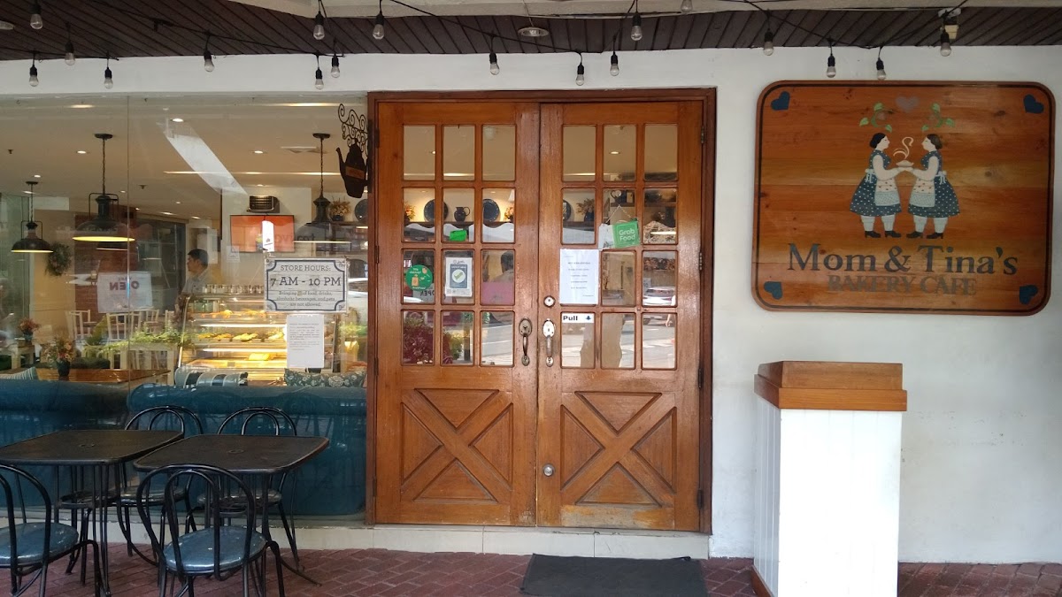 Mom and Tina's Bakery Cafe in San Fernando