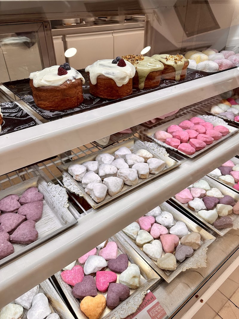 Raya's Rolls Café & Bakery in Бургас