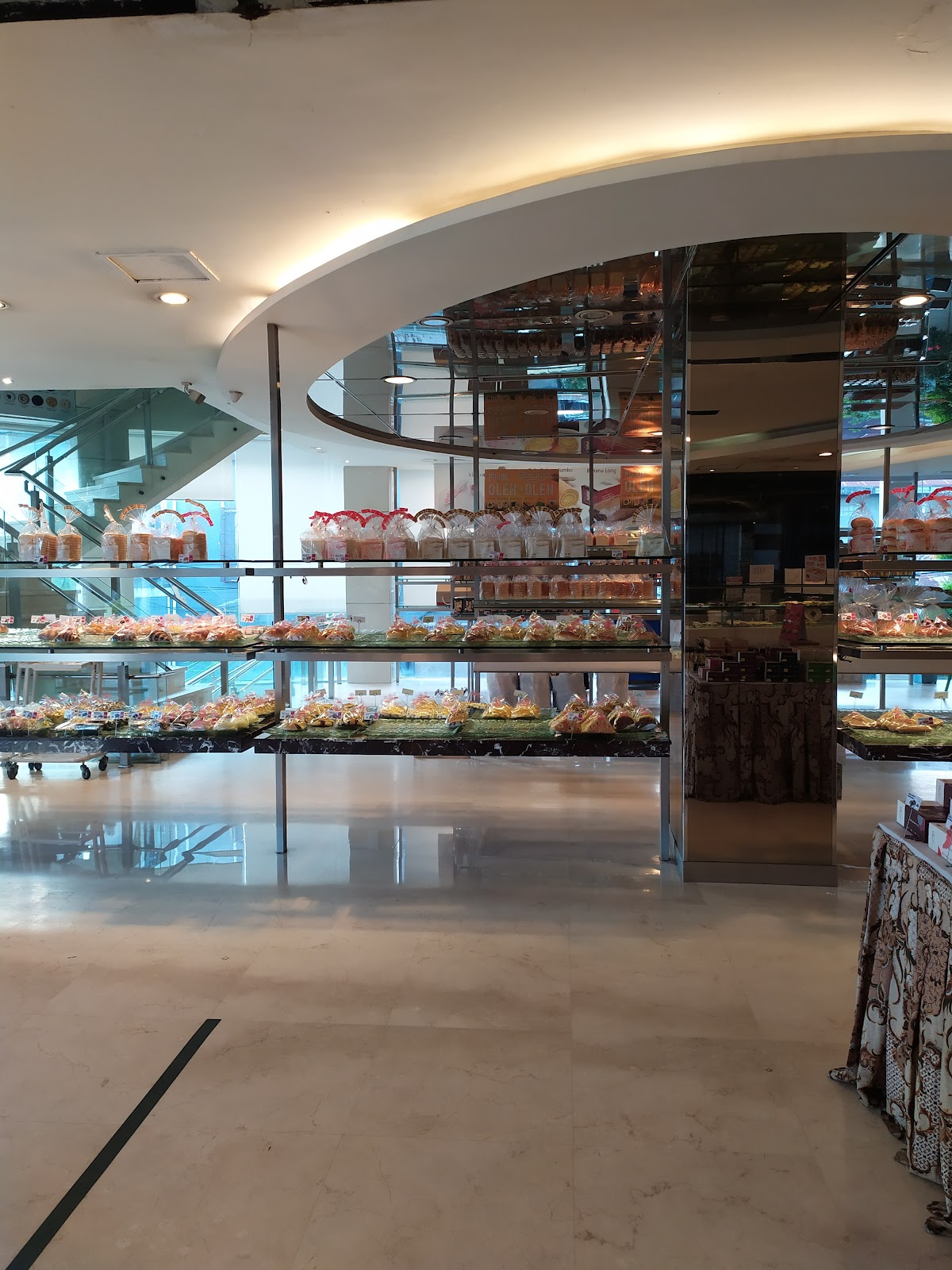 Vanhollano Bakery in Pekanbaru